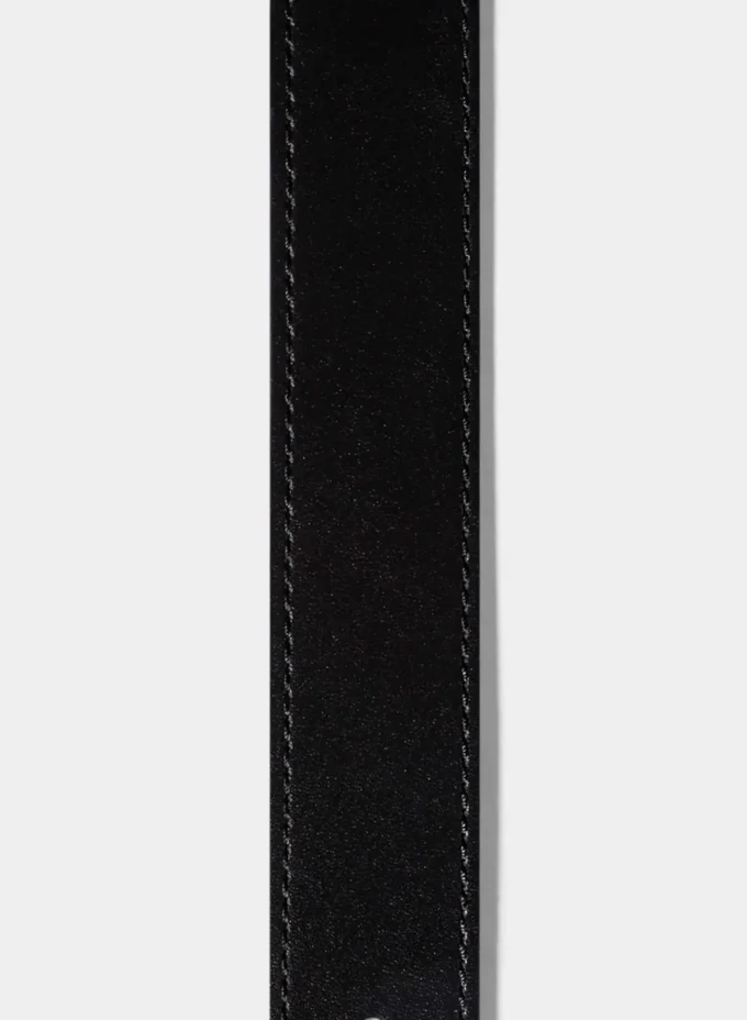 Akzentuierender Ledergürtel aus massivem Messing