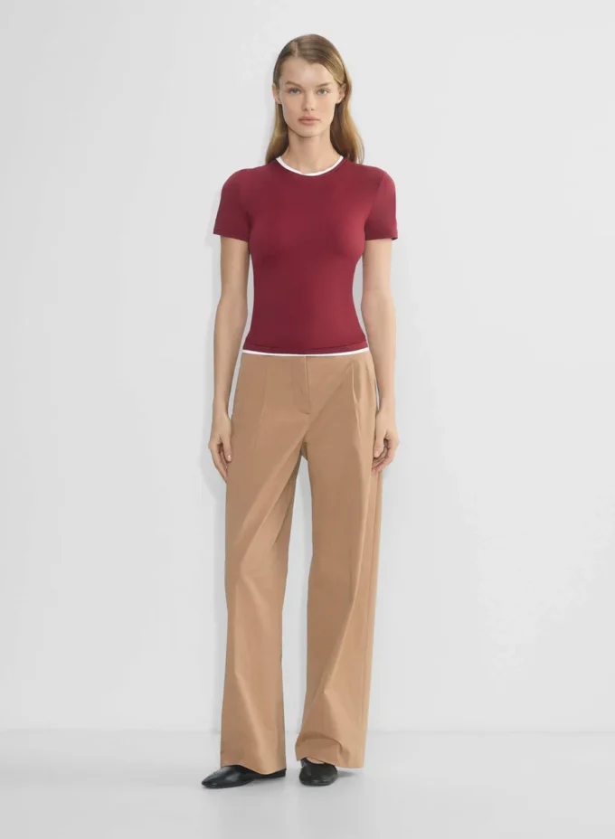 Chino-Hose mit hohem Bund und breiten Falten Chino-Hose mit hohem Bund und breiten Falten