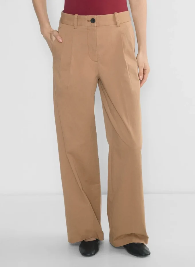 Chino-Hose mit hohem Bund und breiten Falten Chino-Hose mit hohem Bund und breiten Falten