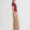 Chino-Hose mit hohem Bund und breiten Falten Chino-Hose mit hohem Bund und breiten Falten