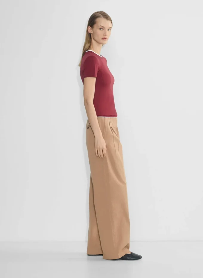 Chino-Hose mit hohem Bund und breiten Falten Chino-Hose mit hohem Bund und breiten Falten