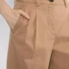 Chino-Hose mit hohem Bund und breiten Falten Chino-Hose mit hohem Bund und breiten Falten