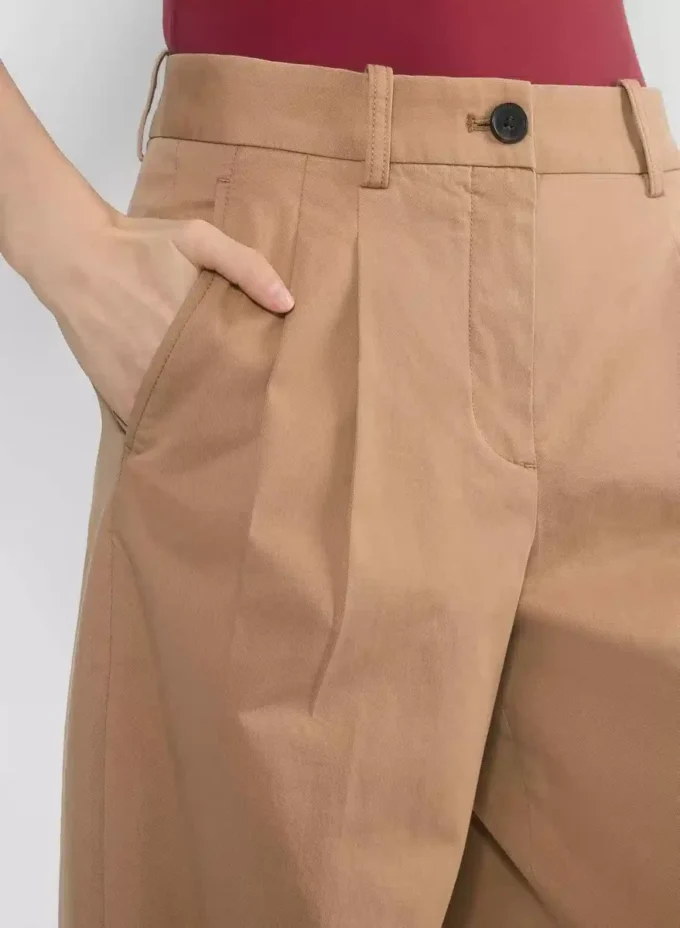 Chino-Hose mit hohem Bund und breiten Falten Chino-Hose mit hohem Bund und breiten Falten