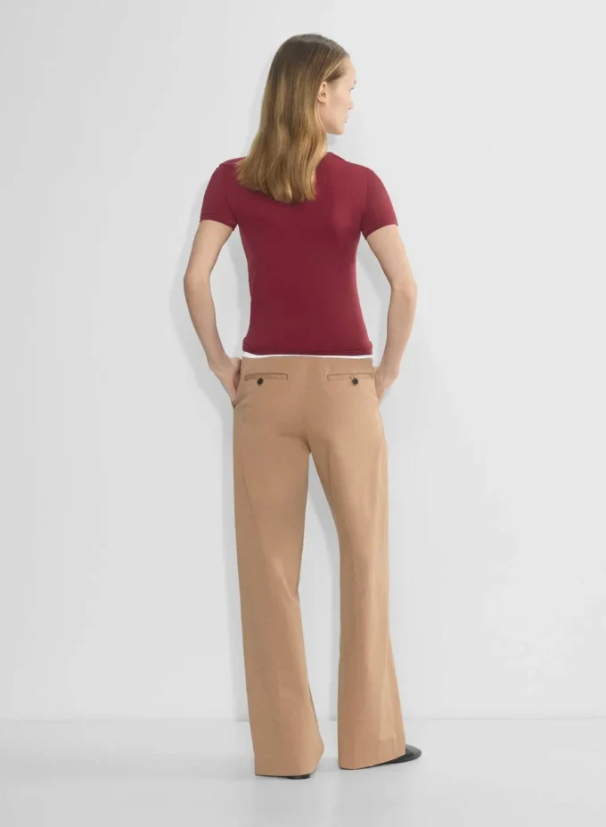 Chino-Hose mit hohem Bund und breiten Falten Chino-Hose mit hohem Bund und breiten Falten