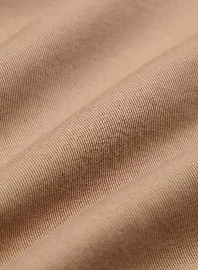 Chino-Hose mit hohem Bund und breiten Falten Chino-Hose mit hohem Bund und breiten Falten