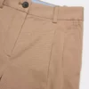 Chino-Hose mit hohem Bund und breiten Falten Chino-Hose mit hohem Bund und breiten Falten