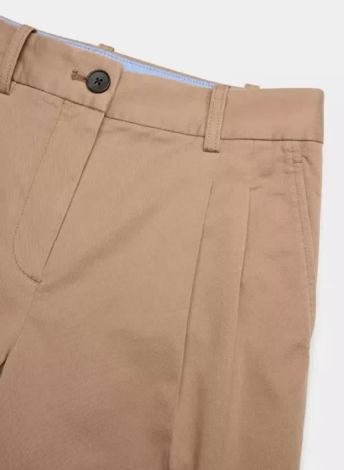 Chino-Hose mit hohem Bund und breiten Falten Chino-Hose mit hohem Bund und breiten Falten