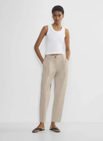 Chino-Hose mit mittlerer Leibhöhe und Karottenform