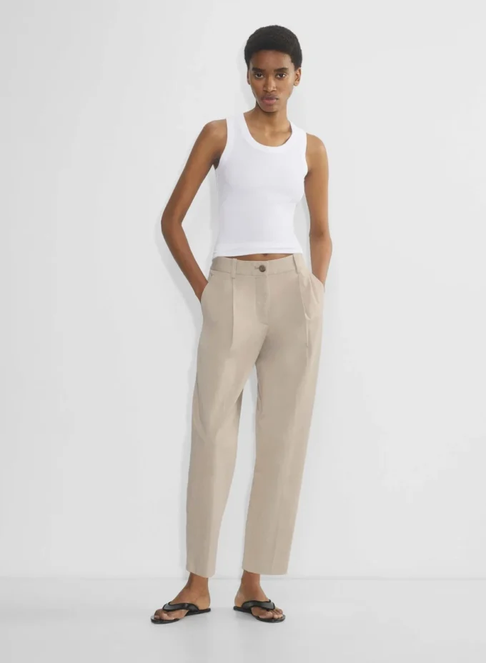 Chino-Hose mit mittlerer Leibhöhe und Karottenform Chino-Hose mit mittlerer Leibhöhe und Karottenform