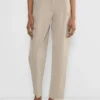 Chino-Hose mit mittlerer Leibhöhe und Karottenform Chino-Hose mit mittlerer Leibhöhe und Karottenform