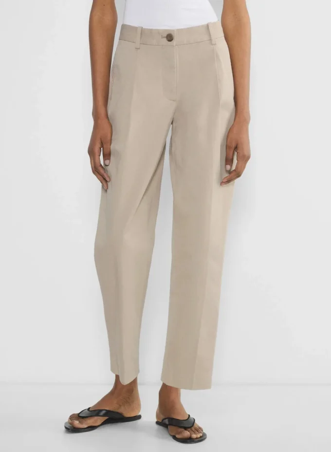Chino-Hose mit mittlerer Leibhöhe und Karottenform Chino-Hose mit mittlerer Leibhöhe und Karottenform