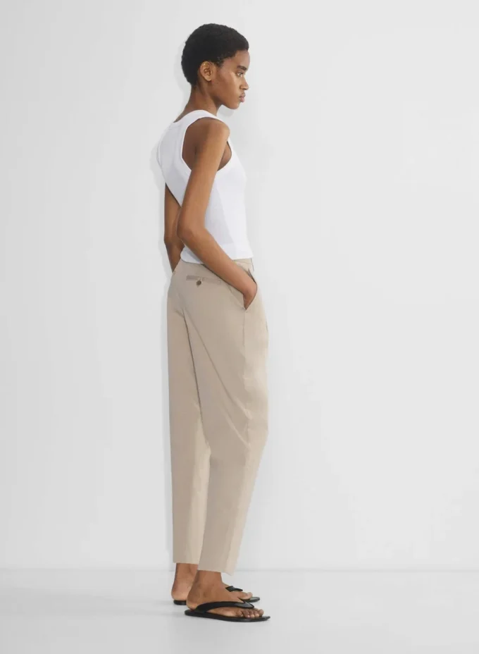Chino-Hose mit mittlerer Leibhöhe und Karottenform Chino-Hose mit mittlerer Leibhöhe und Karottenform