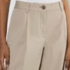 Chino-Hose mit mittlerer Leibhöhe und Karottenform Chino-Hose mit mittlerer Leibhöhe und Karottenform