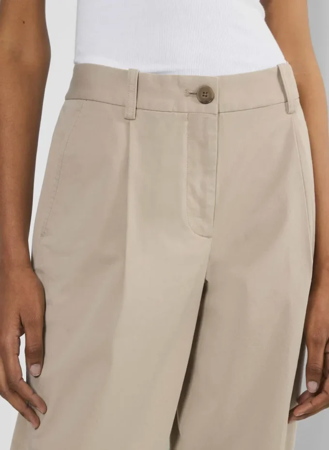 Chino-Hose mit mittlerer Leibhöhe und Karottenform Chino-Hose mit mittlerer Leibhöhe und Karottenform