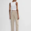 Chino-Hose mit mittlerer Leibhöhe und Karottenform Chino-Hose mit mittlerer Leibhöhe und Karottenform