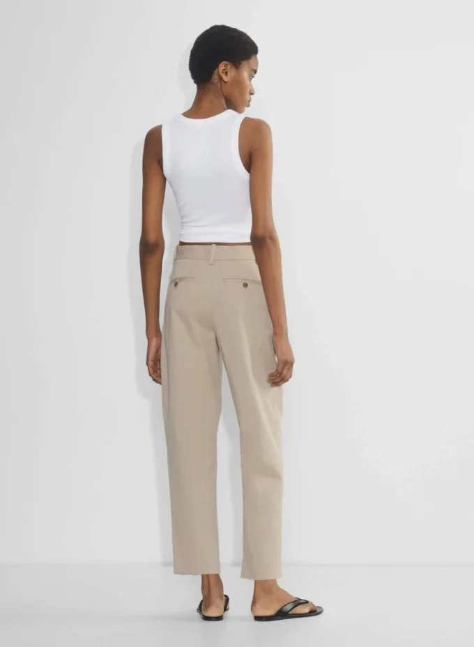 Chino-Hose mit mittlerer Leibhöhe und Karottenform Chino-Hose mit mittlerer Leibhöhe und Karottenform