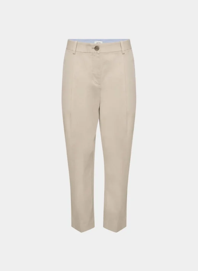 Chino-Hose mit mittlerer Leibhöhe und Karottenform Chino-Hose mit mittlerer Leibhöhe und Karottenform
