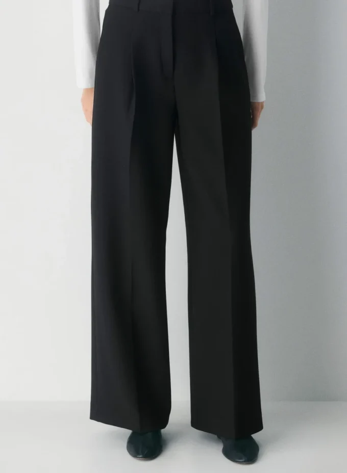 Collins Hose – (Re)ssential