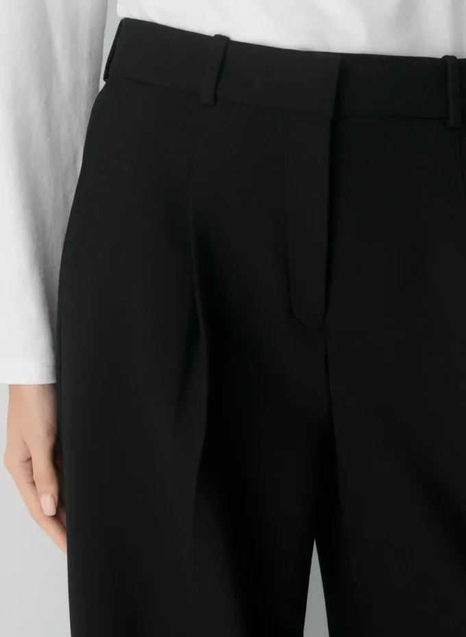 Collins Hose – (Re)ssential