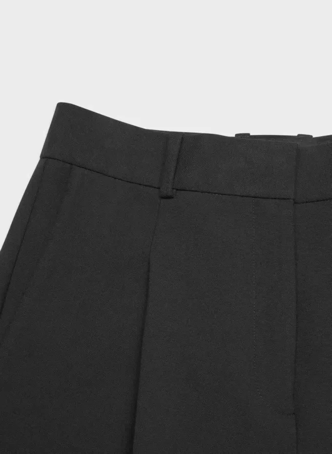Collins Hose – (Re)ssential