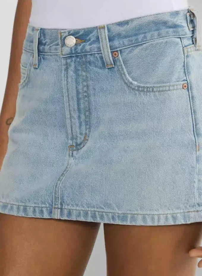 Denim Forum Der Vintage-Minirock aus Denim im Stil der 90er Jahre Denim Forum Der Vintage-Minirock aus Denim im Stil der 90er Jahre