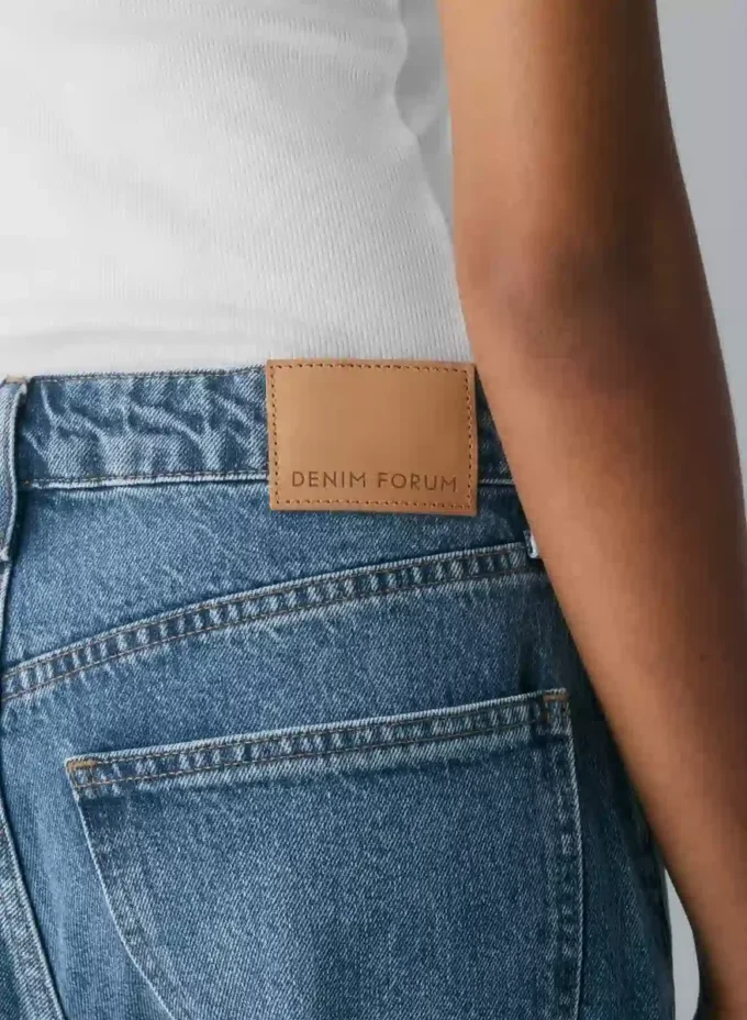 Denim Forum Die Baggy-Boyfriend-Jeans im Lo-Rise-Stil der 90er Jahre Denim Forum Die Baggy-Boyfriend-Jeans im Lo-Rise-Stil der 90er Jahre