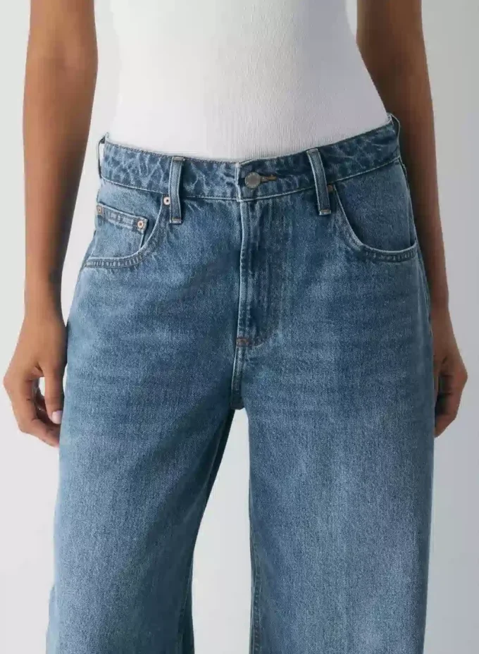 Denim Forum Die Baggy-Boyfriend-Jeans im Lo-Rise-Stil der 90er Jahre Denim Forum Die Baggy-Boyfriend-Jeans im Lo-Rise-Stil der 90er Jahre