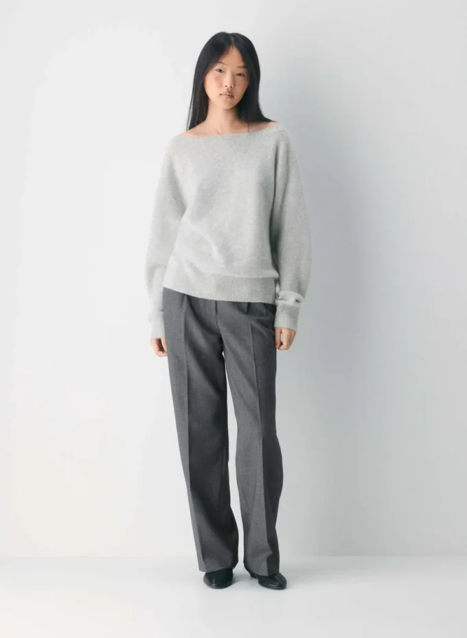 Essential Cashmere Pullover mit lockerem U-Boot-Ausschnitt Essential Cashmere Pullover mit lockerem U-Boot-Ausschnitt