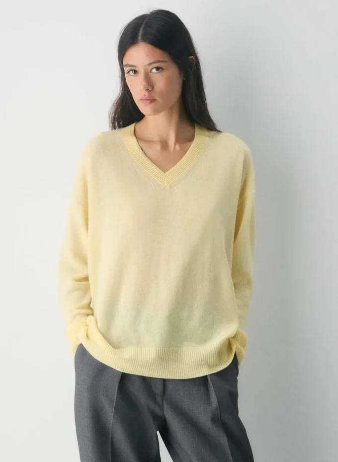 Feather Cashmere Lockerer Pullover mit V-Ausschnitt