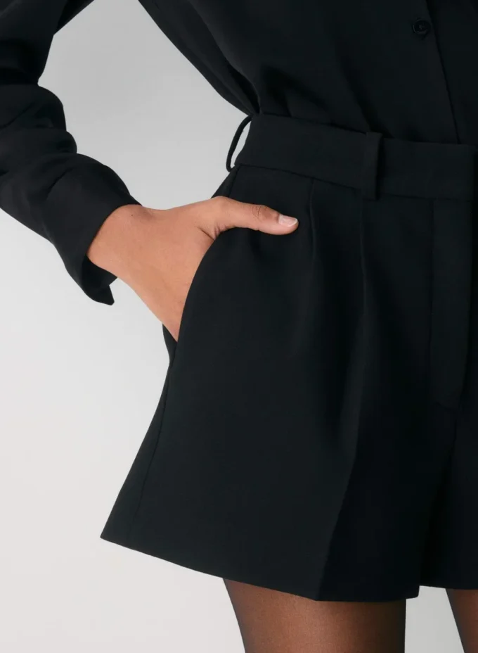 Plissierte Mini-Shorts – (Re)ssential