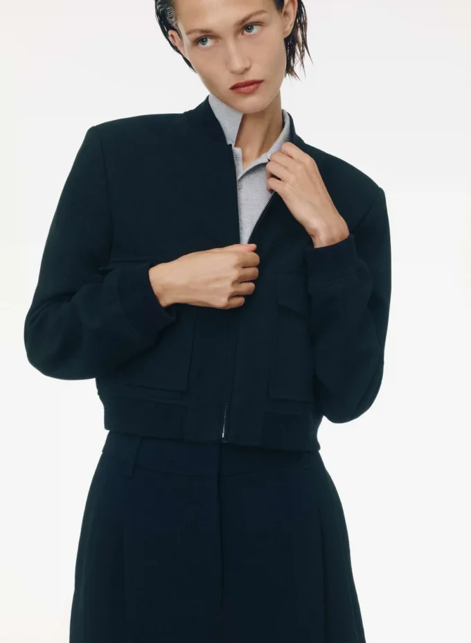 Succession Bomber – (Re)ssential