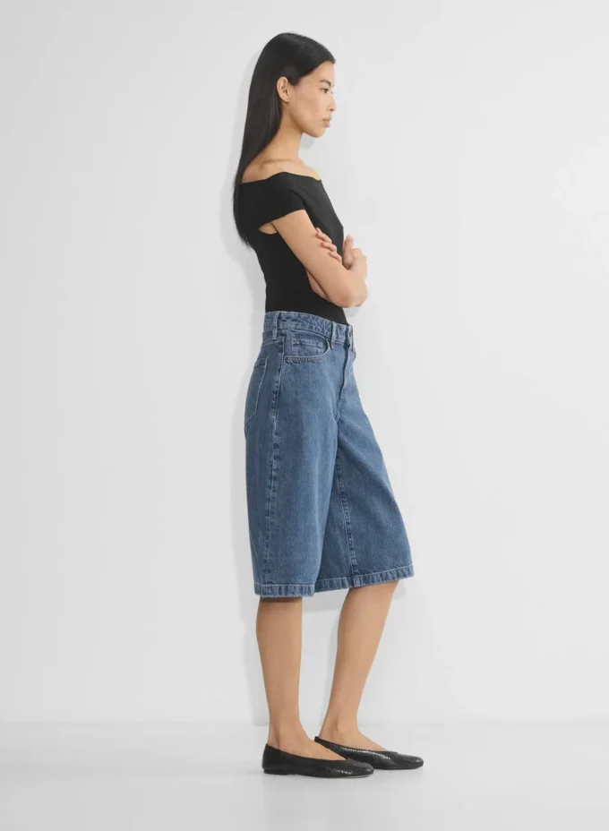 Werbung Denim-Shorts unterhalb des Knies