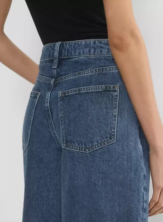 Werbung Denim-Shorts unterhalb des Knies