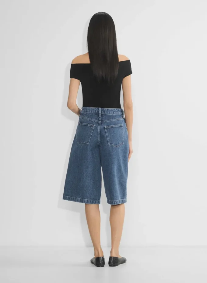 Werbung Denim-Shorts unterhalb des Knies