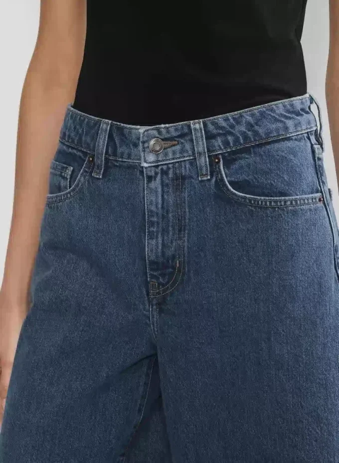Werbung Denim-Shorts unterhalb des Knies